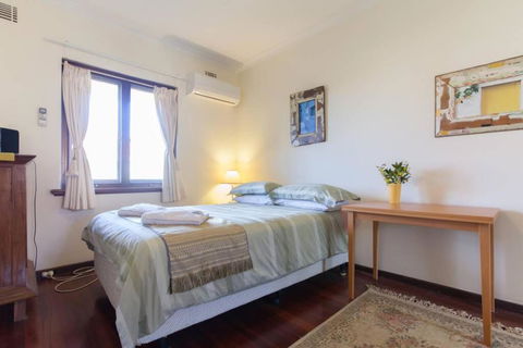 B8 Crawley Apartment 1 BRM & Sleepout Near UWA - Maitland Accommodation 3