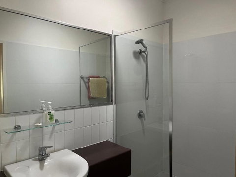 Baden 57 - Rainbow Shores Pools - Tennis Court - Walk To Beach - Aircon - Maitland Accommodation 4