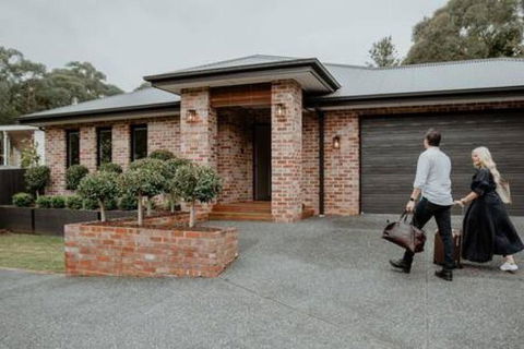 BADGER HOUSE - 4 Bed, 4 Bath, Stunning Entertainer Plus Fire - Maitland Accommodation 1