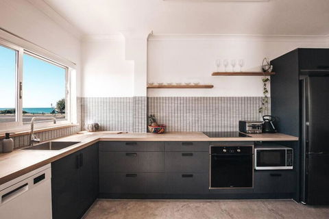 BAY PROPERTIES . Ocean Sounds - Maitland Accommodation 1