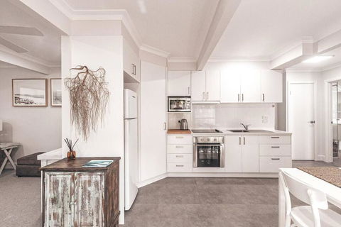 BAY PROPERTIES . Summer Salt On Main - Maitland Accommodation 4
