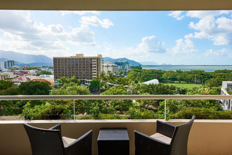 Hilton Cairns - Maitland Accommodation 12