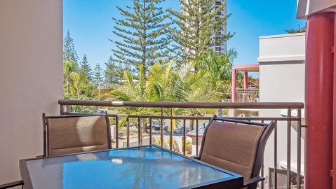 Burleigh On The Beach - Maitland Accommodation 2