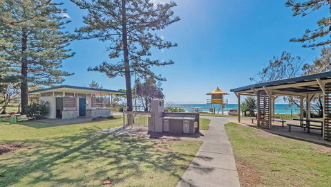 Burleigh On The Beach - Maitland Accommodation 9