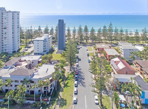 Burleigh On The Beach - Maitland Accommodation 1