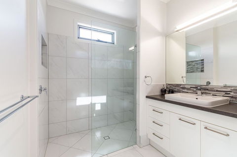 Stunning Canal Home Oh So Close To The Waterfront - Maitland Accommodation 7