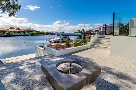 Stunning Canal Home Oh So Close To The Waterfront - Maitland Accommodation 18