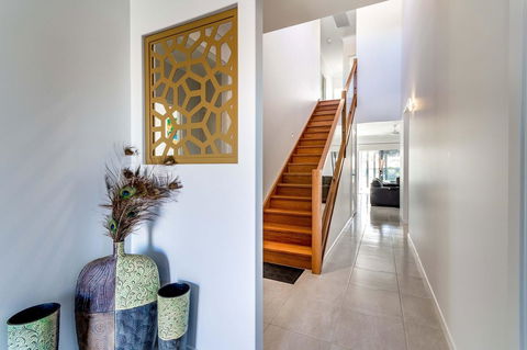 Stunning Canal Home Oh So Close To The Waterfront - Maitland Accommodation 11