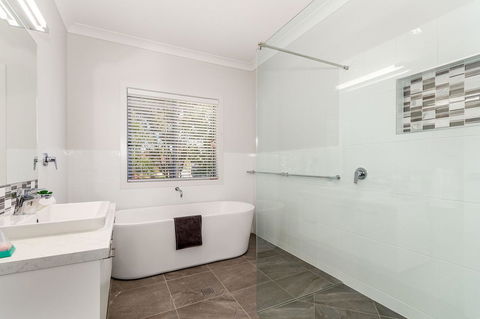 Stunning Canal Home Oh So Close To The Waterfront - Maitland Accommodation 1