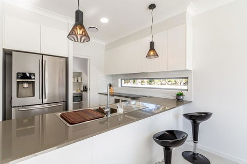 Stunning Canal Home Oh So Close To The Waterfront - Maitland Accommodation 5