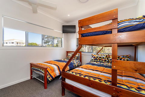 Stunning Canal Home Oh So Close To The Waterfront - Maitland Accommodation 14