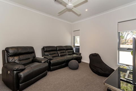 Stunning Canal Home Oh So Close To The Waterfront - Maitland Accommodation 10