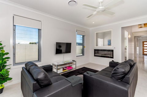 Stunning Canal Home Oh So Close To The Waterfront - Maitland Accommodation 19