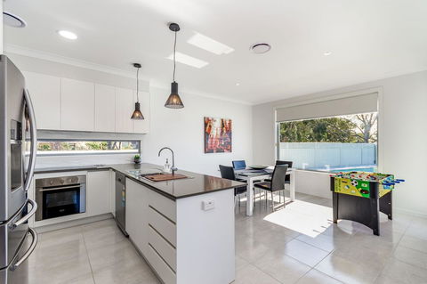 Stunning Canal Home Oh So Close To The Waterfront - Maitland Accommodation 15