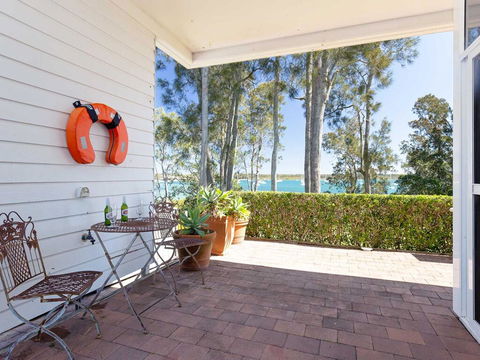 'Corlette Waterfront', 2/44 Danalene Parade - Waterfront Luxury, WIFI, Aircon, Boat Parking - Maitland Accommodation 3