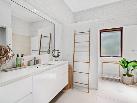 'Nunkeri', 5 Kerrie Close - Stunning House With Fabulous Views, Linen, WIFI & Air Conditioning - Maitland Accommodation 3