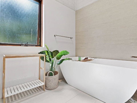 'Nunkeri', 5 Kerrie Close - Stunning House With Fabulous Views, Linen, WIFI & Air Conditioning - Maitland Accommodation 2