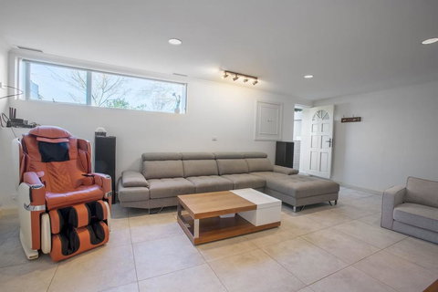 , , , Alice Wonderland, , ,  In 4 Beds House - Maitland Accommodation 2