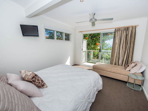 1 'Florida', 5 Lillian Street - 2 Min Walk To Beach, Shops & Restaurants - Maitland Accommodation 3