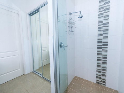 1 'Florida', 5 Lillian Street - 2 Min Walk To Beach, Shops & Restaurants - Maitland Accommodation 2