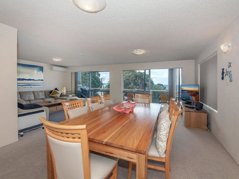 1 'Laman Lodge', 15 Laman Street - Stunning Air Conditioned Unit With Water Views And WIFI - Maitland Accommodation 3