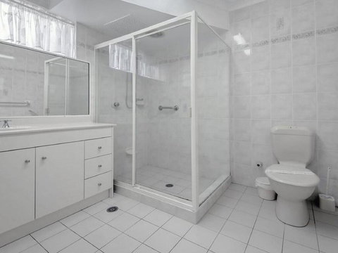 1 'Laman Lodge', 15 Laman Street - Stunning Air Conditioned Unit With Water Views And WIFI - Maitland Accommodation 1