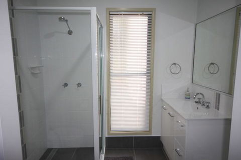 1 Naiad Court - Lowset Family Home With Swimming Pool And Covered Deck. Pet Friendly - Maitland Accommodation 3