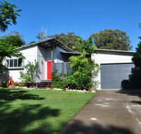 10 Double Island Drive - Modern family home centrally located swimming pool  outdoor area - Maitland Accommodation