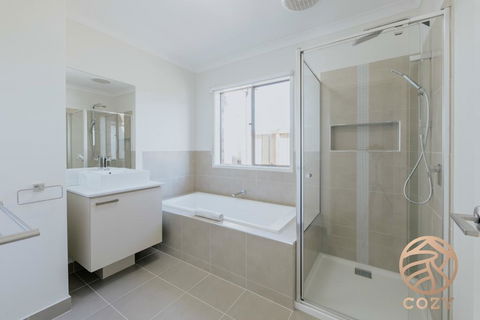 118 Refreshing 3BR Werribee Family House - Maitland Accommodation 1