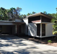 12 Satinwood Drive - Family home with swimming pool located in natural bushland and close to beach - Maitland Accommodation