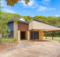 18 Naiad Court - Rainbow Shores Modern Beach House Walk to Beach - Maitland Accommodation
