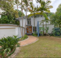 2 Satinwood Drive - Rainbow Shores Executive Level Beach House Pool Walk to Beach - Maitland Accommodation