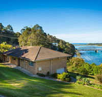 2 Water Crescent - Retro Haven - Maitland Accommodation