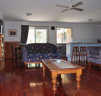 23 Carlo Road - Lowset family home within walking distance to the shopping centre. Pet friendly - Maitland Accommodation