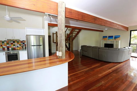 25 Naiad Court - Rainbow Shores, The Ultimate Beachside Executive Property, Air Conditioned - Maitland Accommodation 1