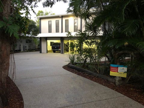25 Naiad Court - Rainbow Shores, The Ultimate Beachside Executive Property, Air Conditioned - Maitland Accommodation 0
