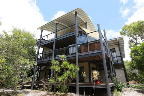 25 Naiad Court - Rainbow Shores, The Ultimate Beachside Executive Property, Air Conditioned - Maitland Accommodation 3
