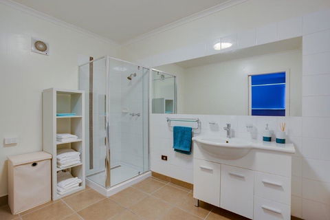 250 Metres To The Beach And Coastal Track. - Maitland Accommodation 1