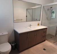 26 Satinwood Drive- Low set modern sleeps 8 - Maitland Accommodation