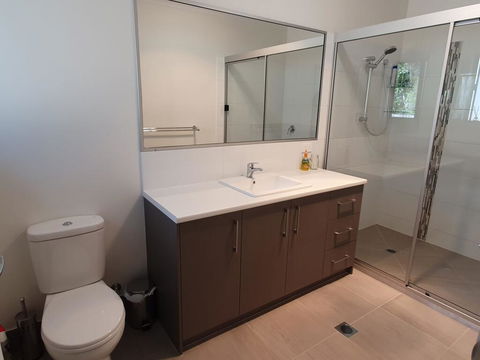 26 Satinwood Drive- Low Set Modern, Sleeps 8 - Maitland Accommodation 0