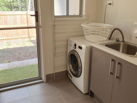 26 Satinwood Drive- Low Set Modern, Sleeps 8 - Maitland Accommodation 1