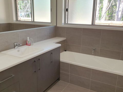 26 Satinwood Drive- Low Set Modern, Sleeps 8 - Maitland Accommodation 2