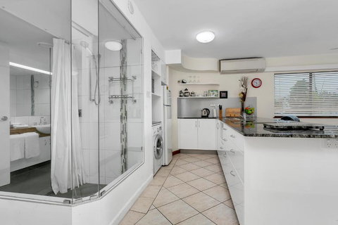 Cairns Esplanade Apartment - Maitland Accommodation 3