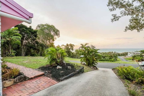 Cake By The Ocean - Family & Pet Friendly House In 1770 - Maitland Accommodation 0