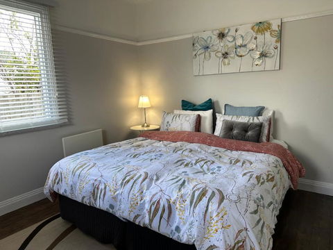 Daisy Cottage On Duke 2BR - Maitland Accommodation 3