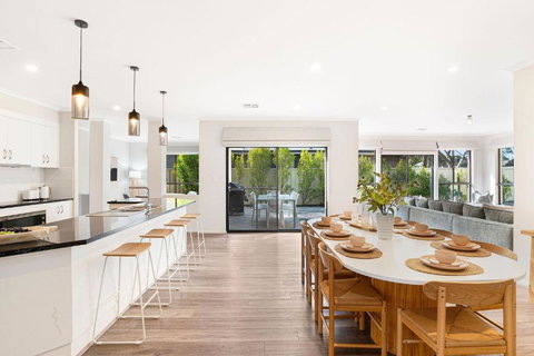 Crimson Ridge - Wines, Vines And Dine - Maitland Accommodation 3