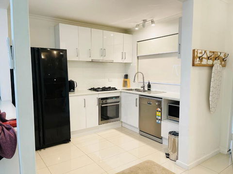 D101 Charming Apartment- Free Parking - Maitland Accommodation 1