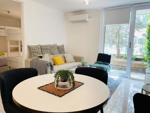 D101 Charming Apartment- Free Parking - Maitland Accommodation 0