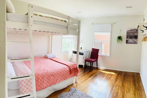 D122 Lovely London Home - Maitland Accommodation 4
