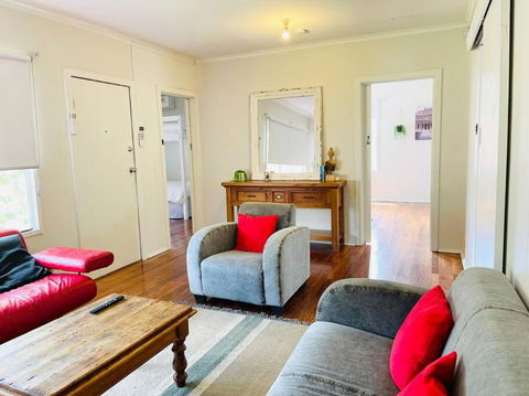 D122 Lovely London Home - Maitland Accommodation 0